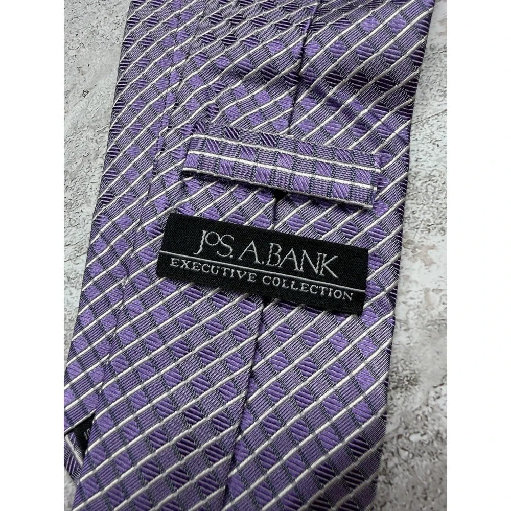 Jos. A. Bank 100% Silk Tie‎ Mens One Size Purple Geometric Jacquard Necktie New